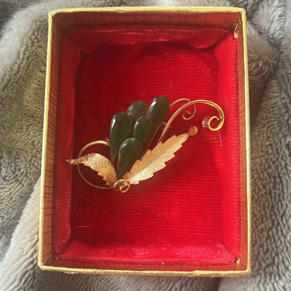 VINTAGE Olive Green and Gold Tone Brooch - Picture 3 of 3